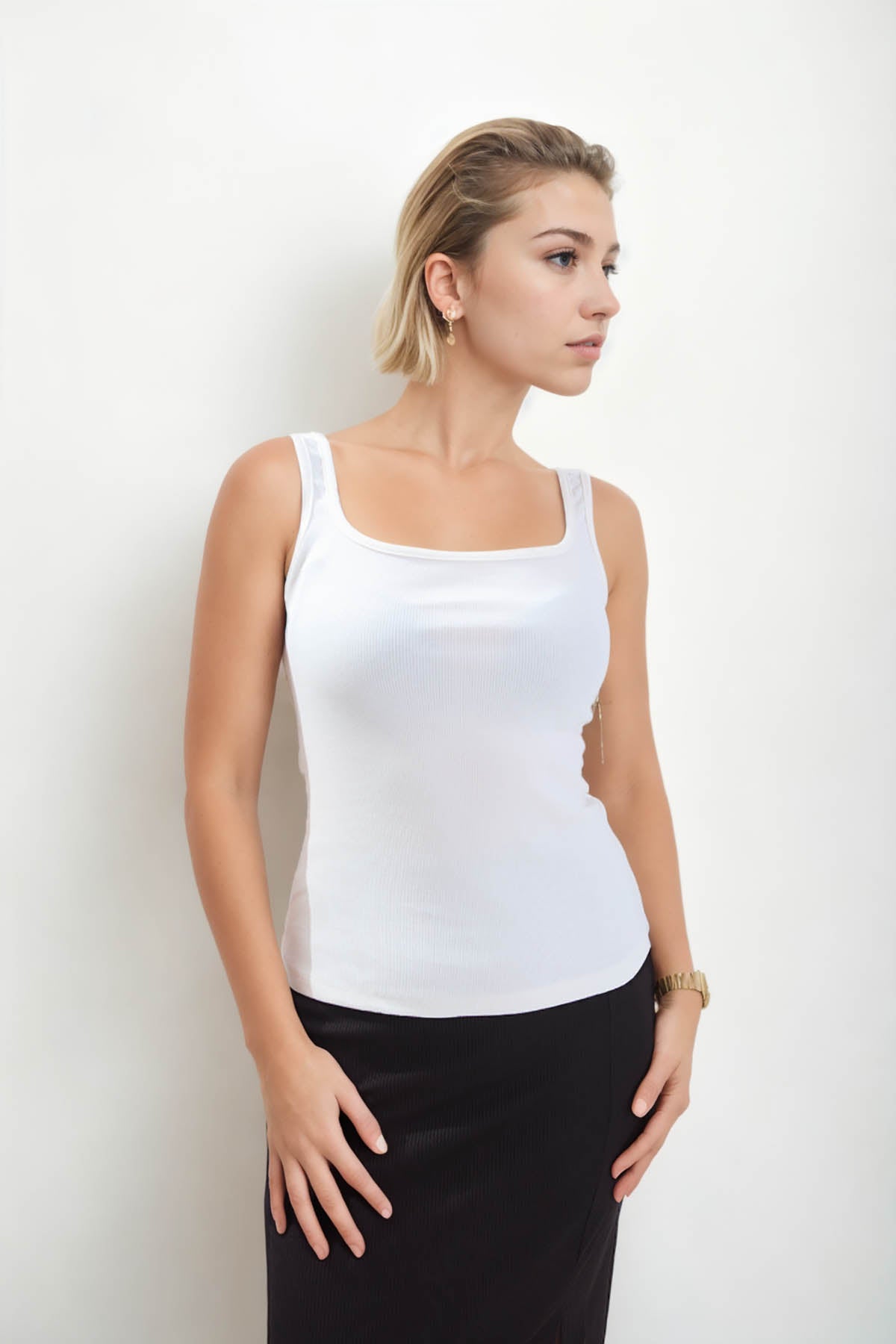 THICK SLEEVELESS BLOUSE