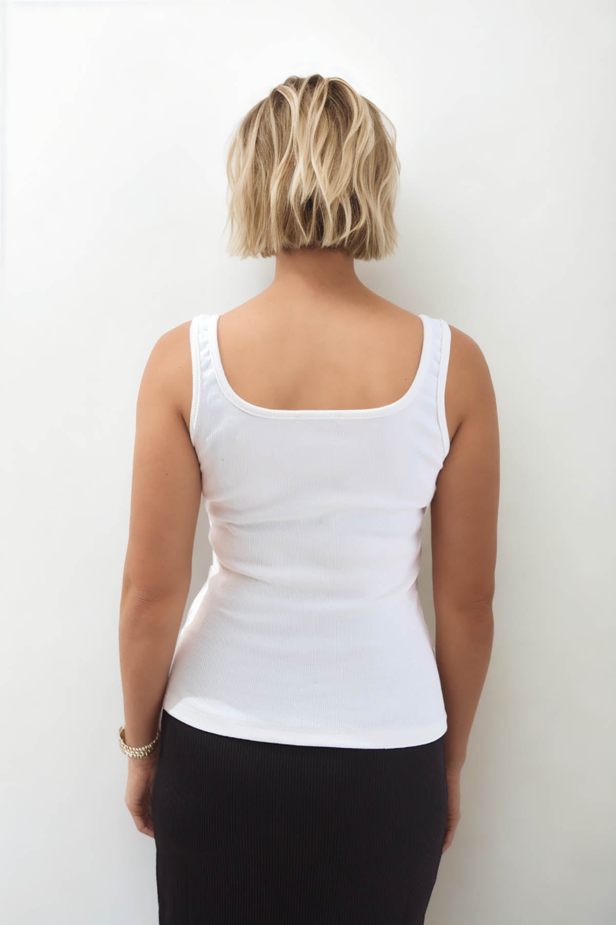 THICK SLEEVELESS BLOUSE