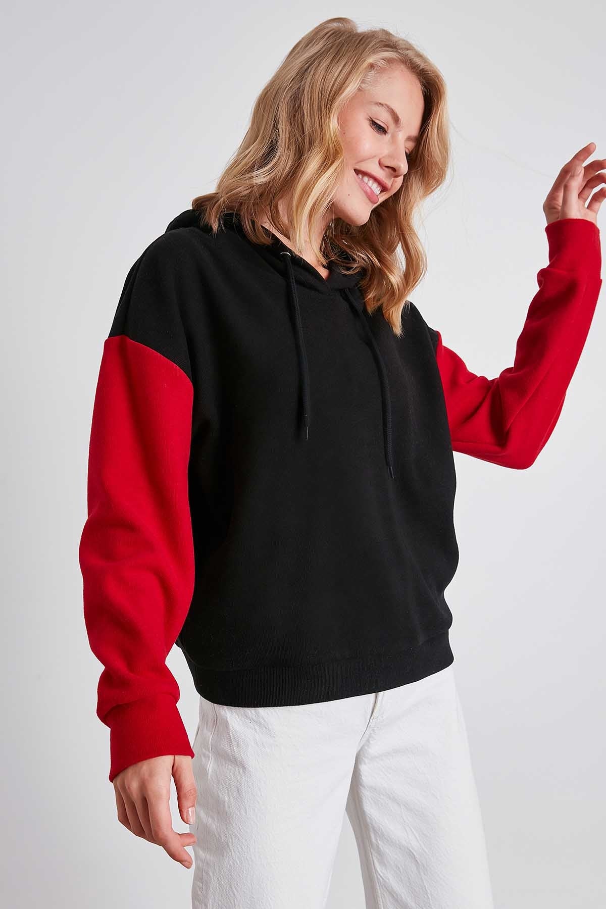COLOR BRANDED SLEEVES HODDED SWEATSHIRT