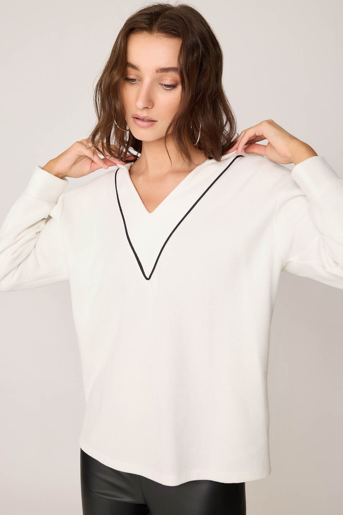 V COLLAR KNITTED SWEATSHIRT WITH HOODIES