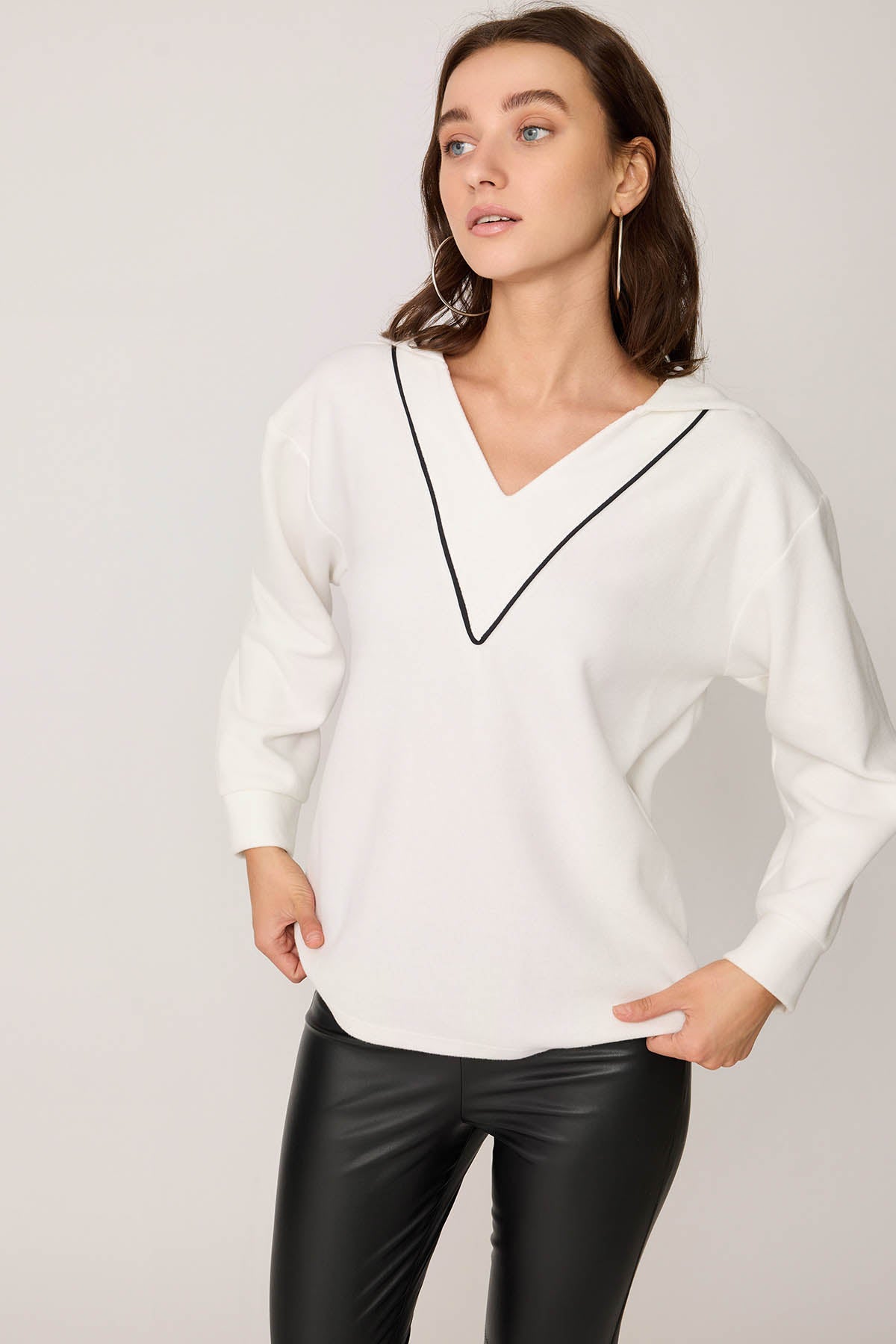 V COLLAR KNITTED SWEATSHIRT WITH HOODIES