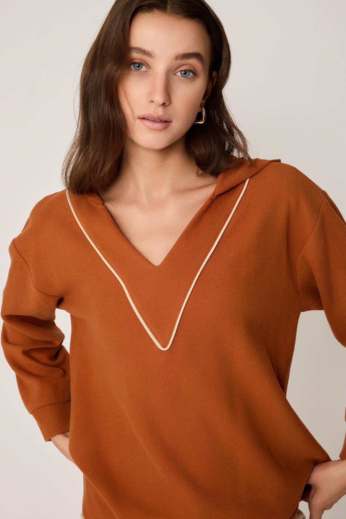 V COLLAR KNITTED SWEATSHIRT WITH HOODIES