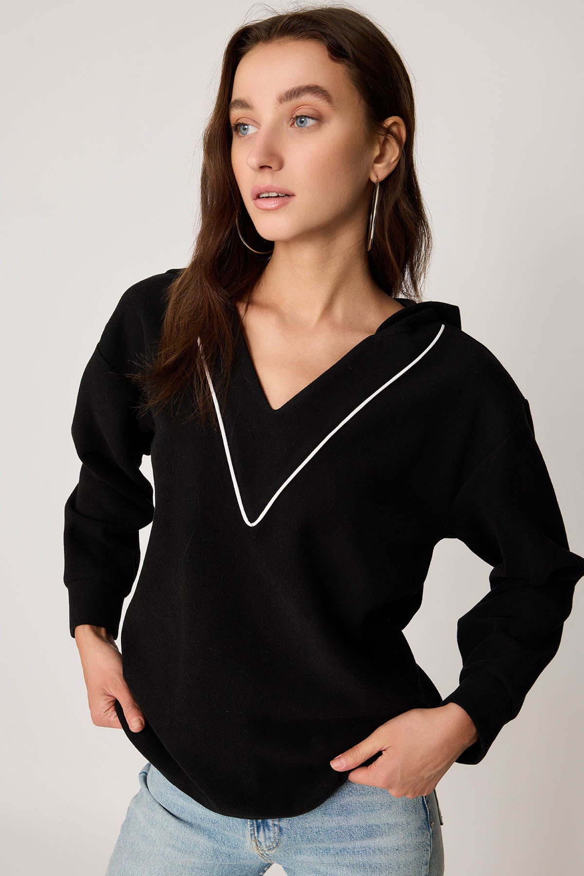 V COLLAR KNITTED SWEATSHIRT WITH HOODIES