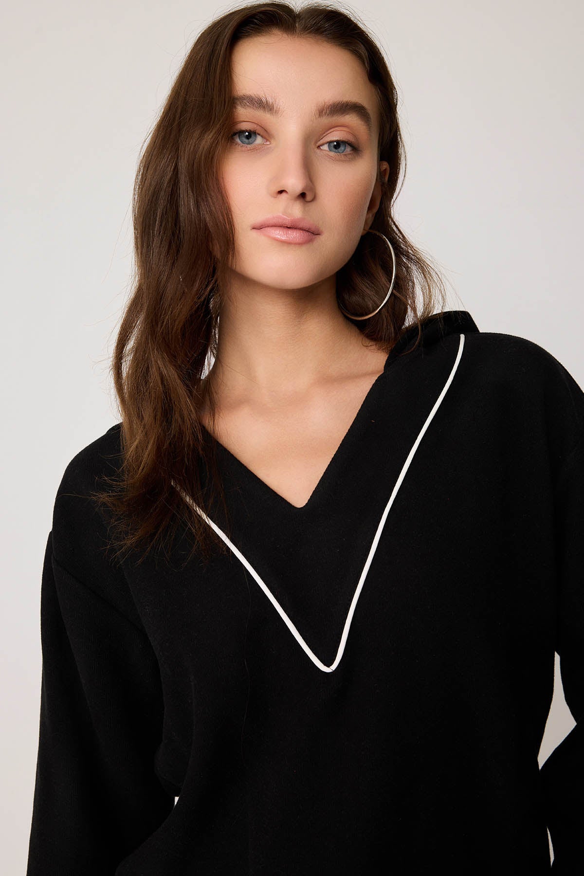 V COLLAR KNITTED SWEATSHIRT WITH HOODIES