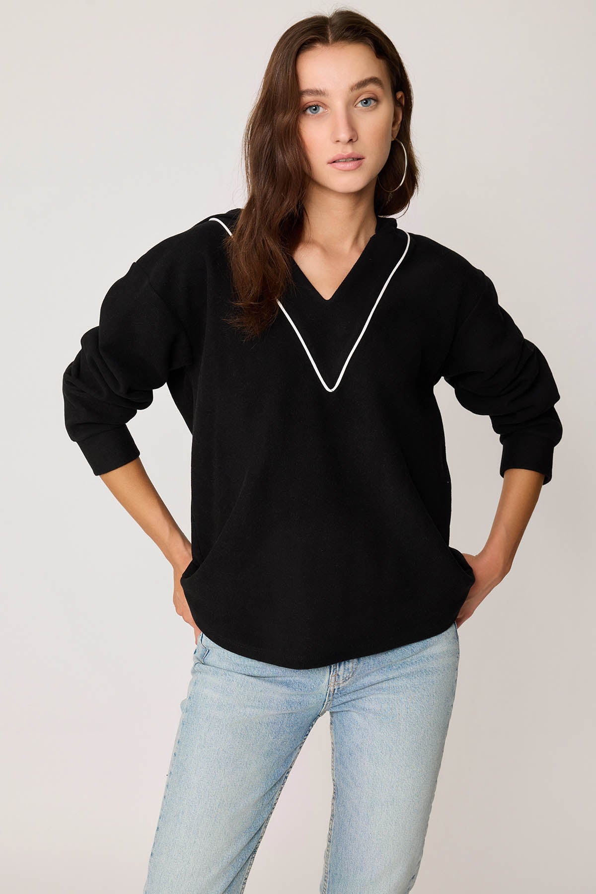 V COLLAR KNITTED SWEATSHIRT WITH HOODIES