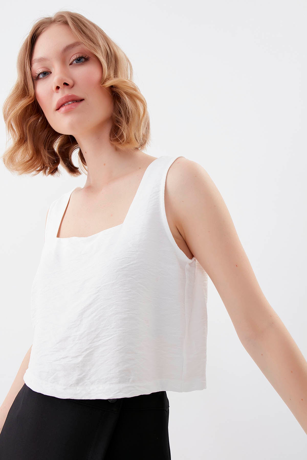 SQUARE COLLAR SLEEVELESS CROP BLOUSE