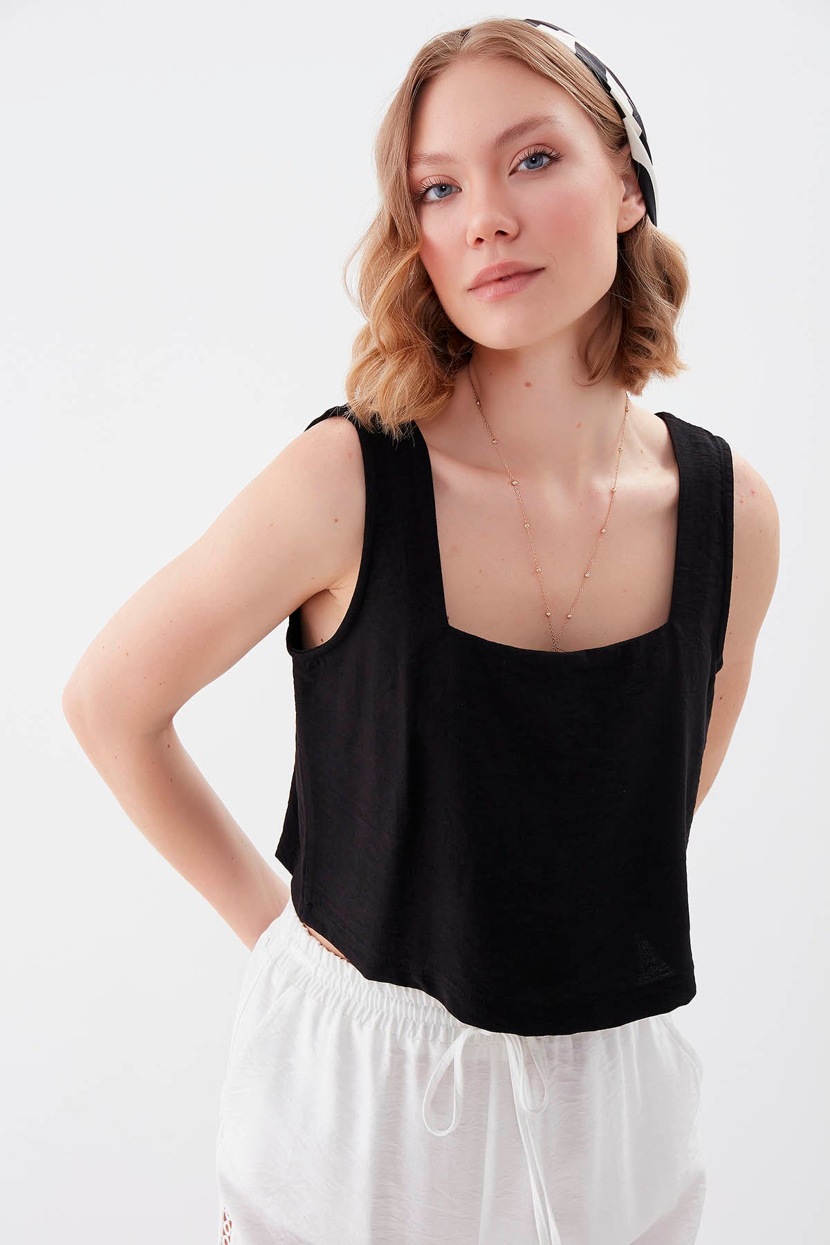 SQUARE COLLAR SLEEVELESS CROP BLOUSE