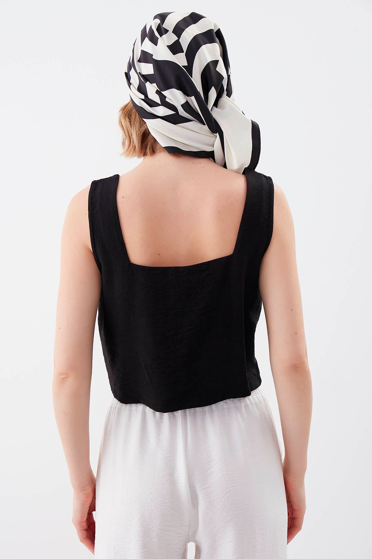SQUARE COLLAR SLEEVELESS CROP BLOUSE