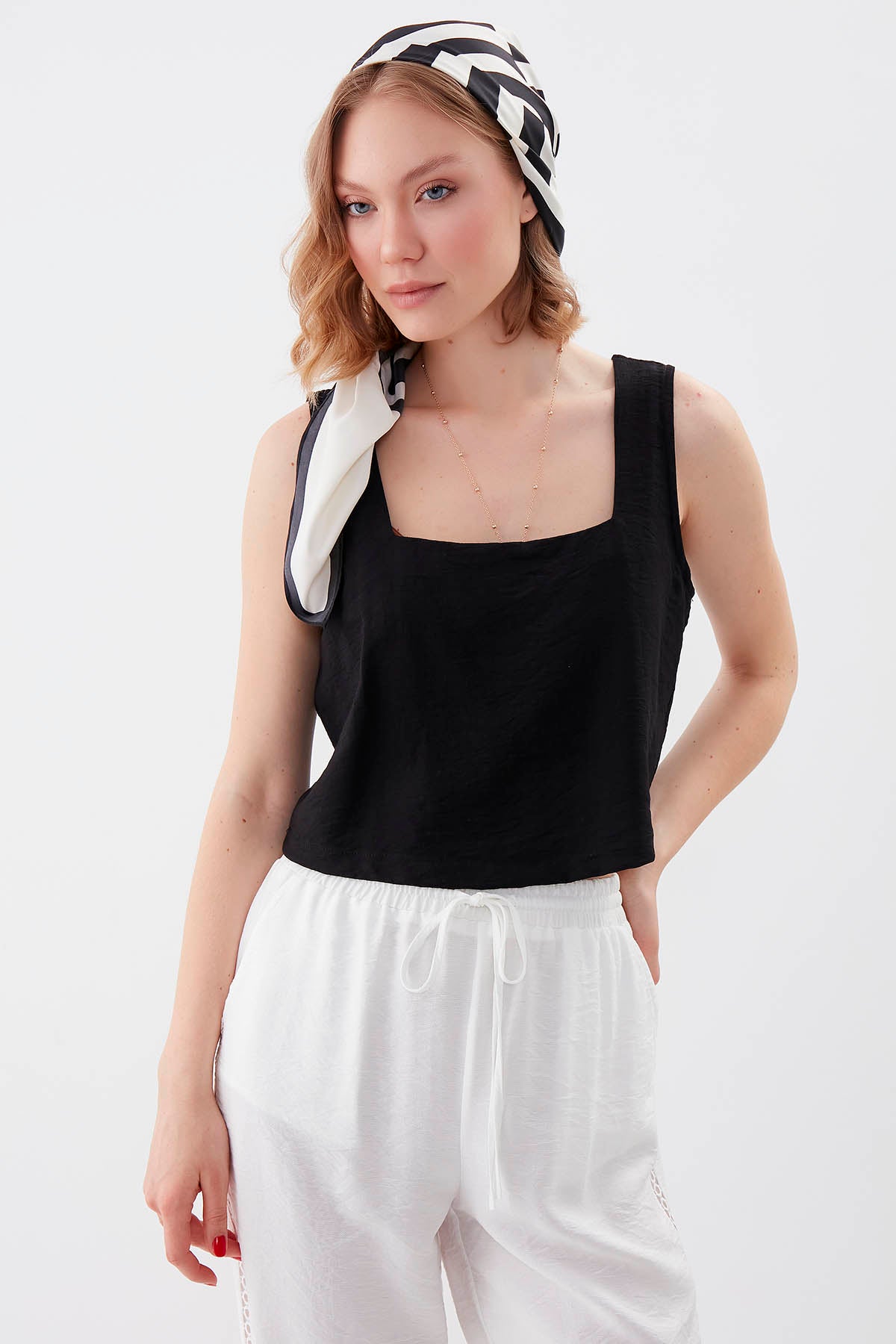 SQUARE COLLAR SLEEVELESS CROP BLOUSE