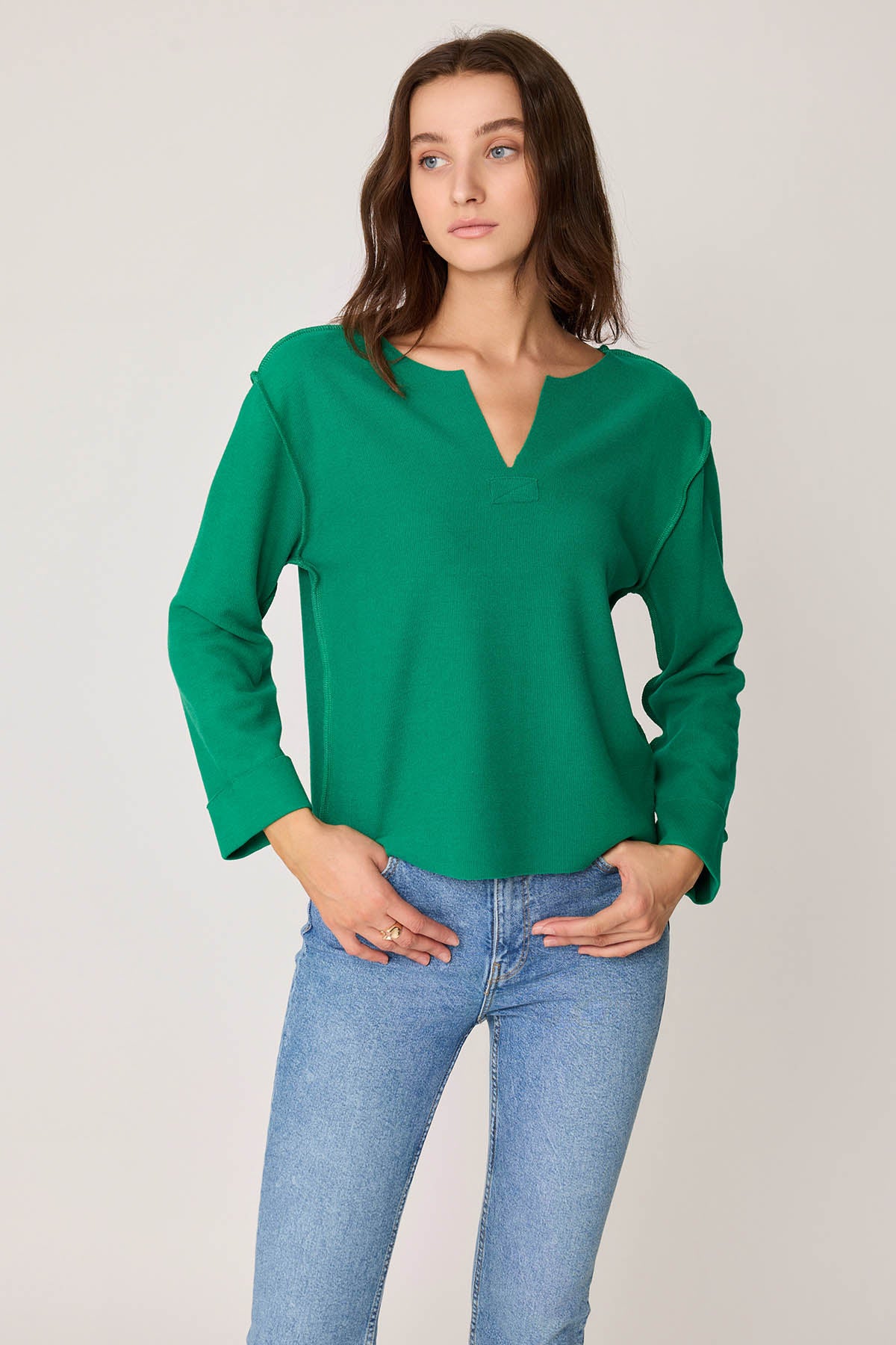 CUT V-COLLAR REVERSE-STITCH BLOUSE