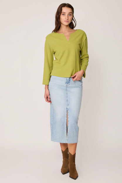 CUT V-COLLAR REVERSE-STITCH BLOUSE