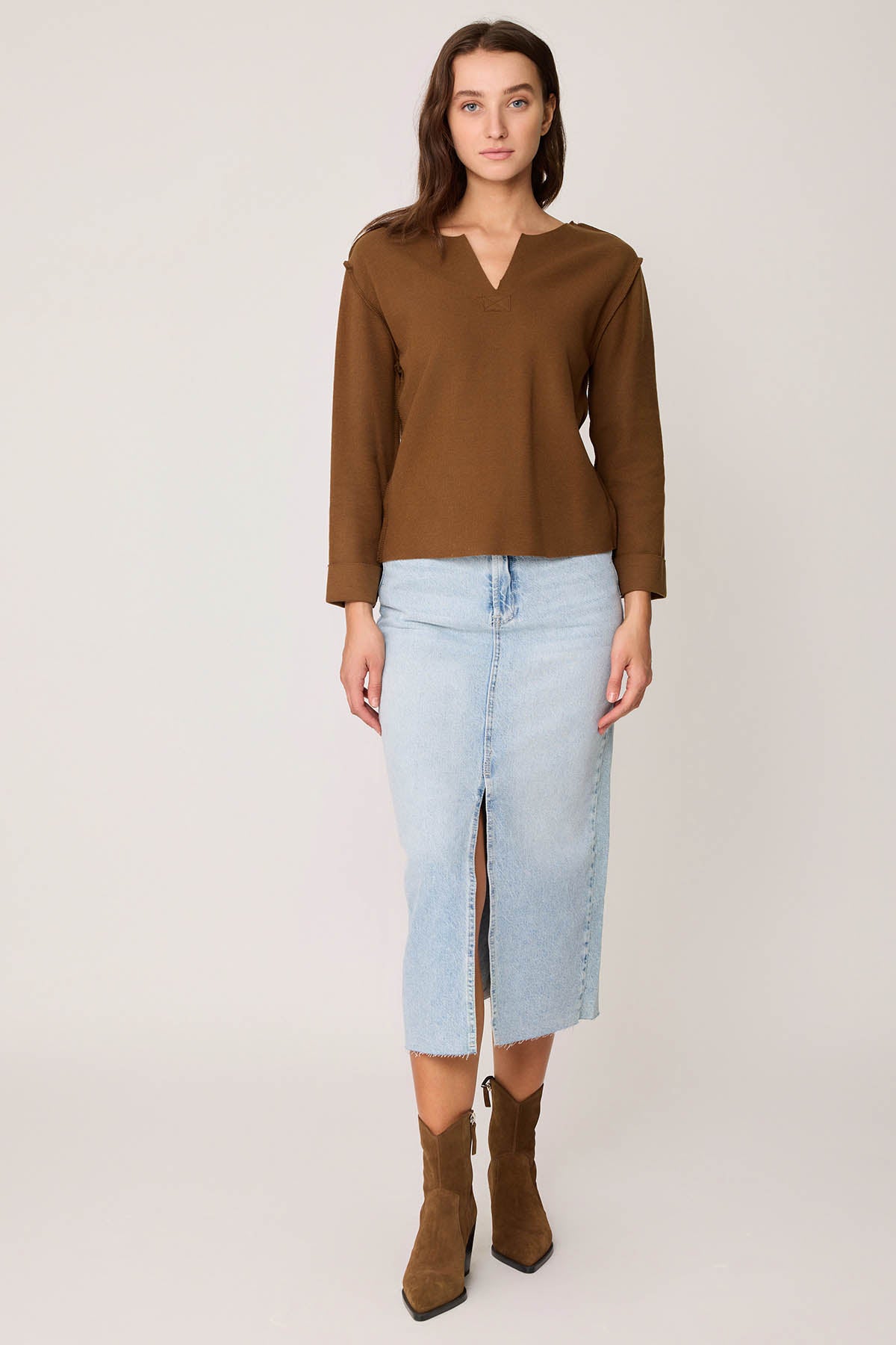 CUT V-COLLAR REVERSE-STITCH BLOUSE