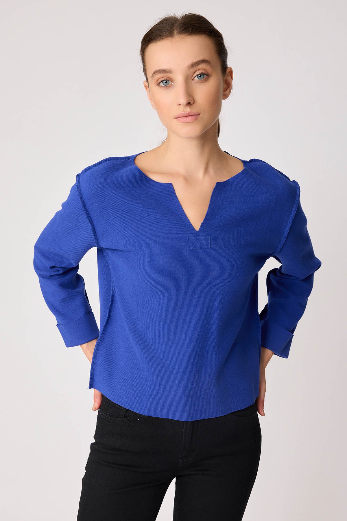 CUT V-COLLAR REVERSE-STITCH BLOUSE