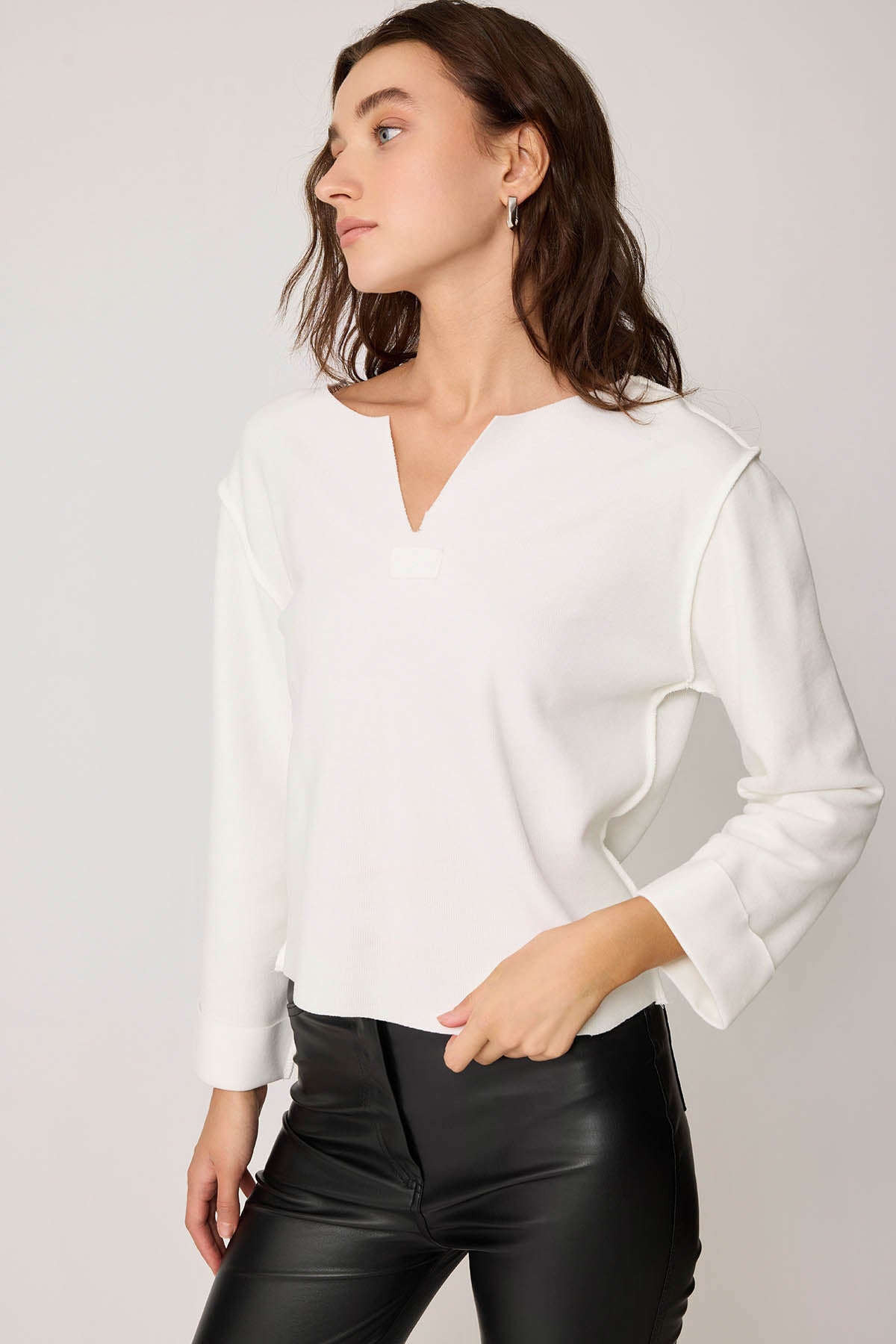 CUT V-COLLAR REVERSE-STITCH BLOUSE