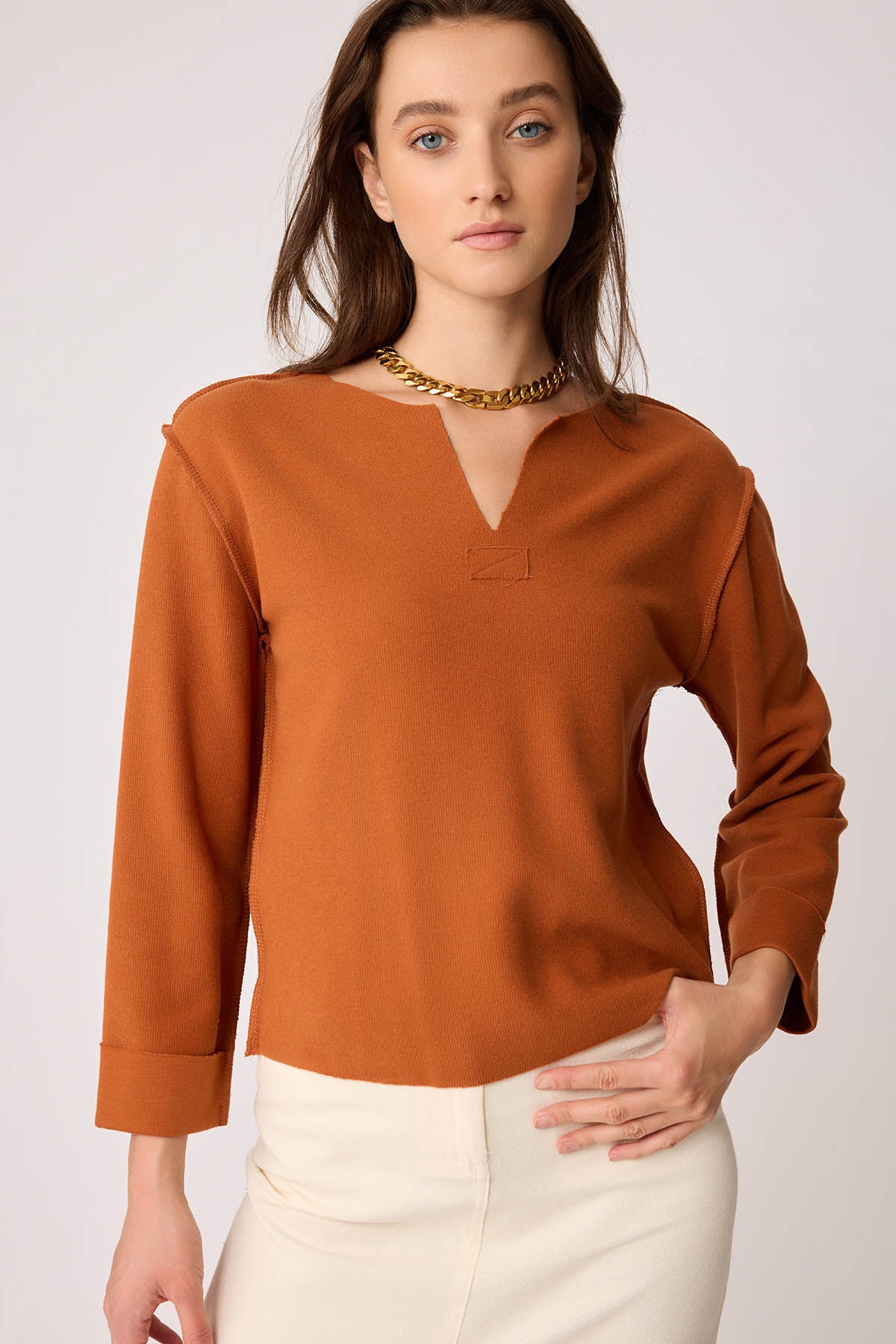 CUT V-COLLAR REVERSE-STITCH BLOUSE