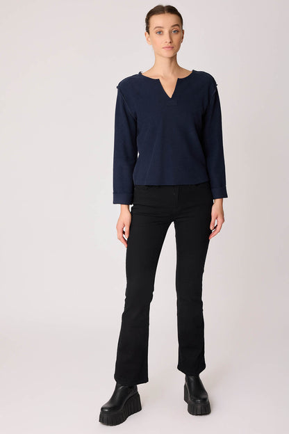 CUT V-COLLAR REVERSE-STITCH BLOUSE