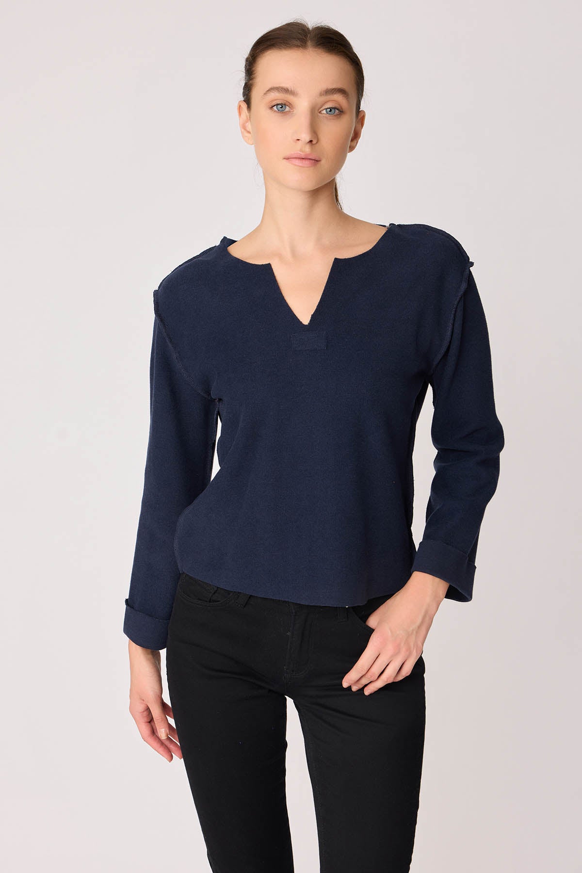 CUT V-COLLAR REVERSE-STITCH BLOUSE