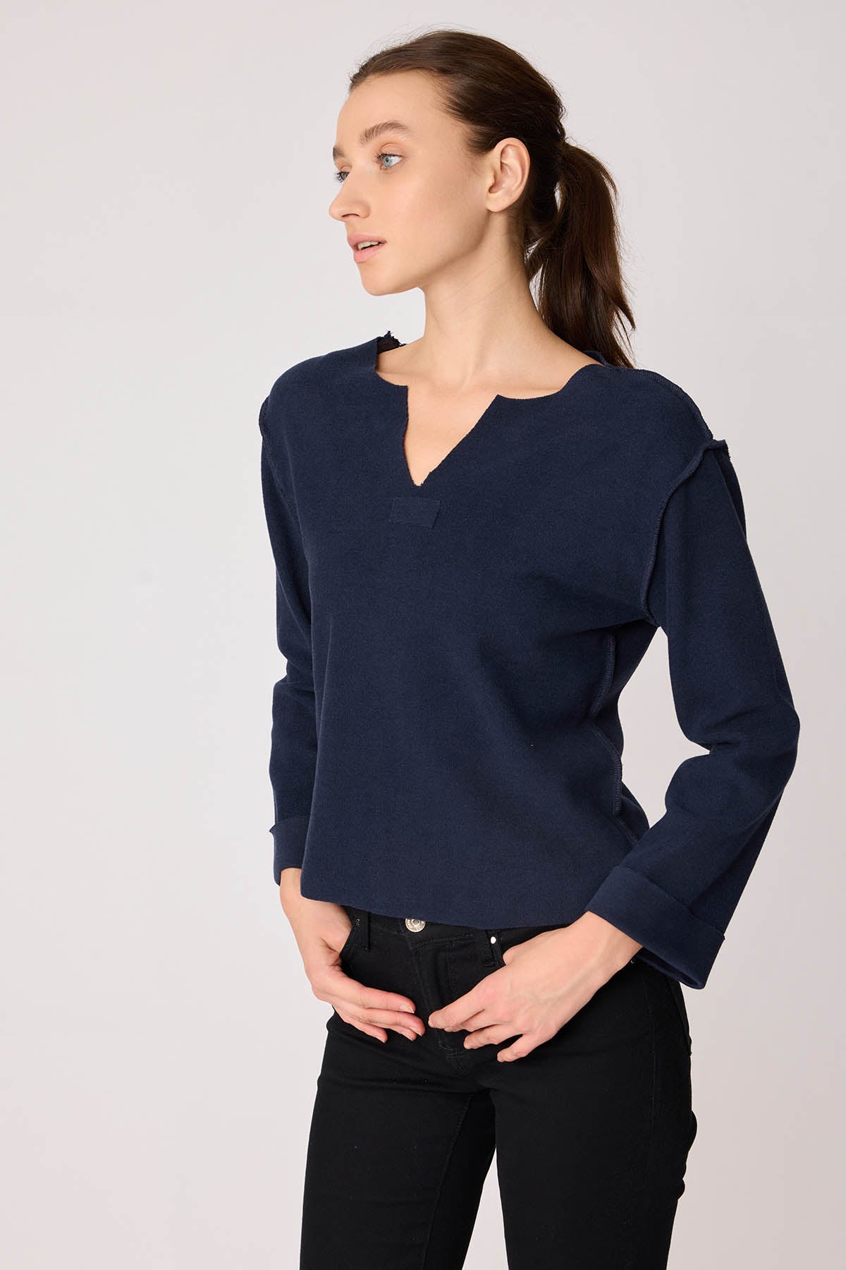 CUT V-COLLAR REVERSE-STITCH BLOUSE