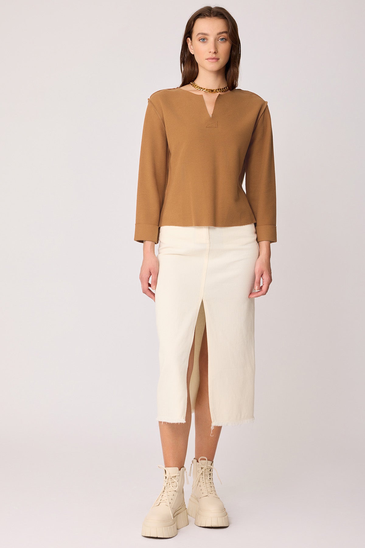 CUT V-COLLAR REVERSE-STITCH BLOUSE