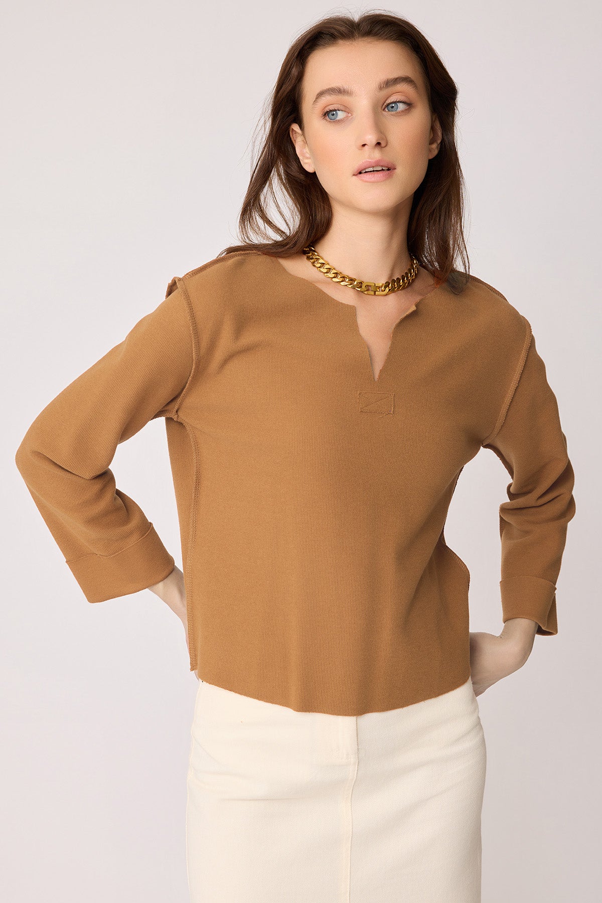 CUT V-COLLAR REVERSE-STITCH BLOUSE
