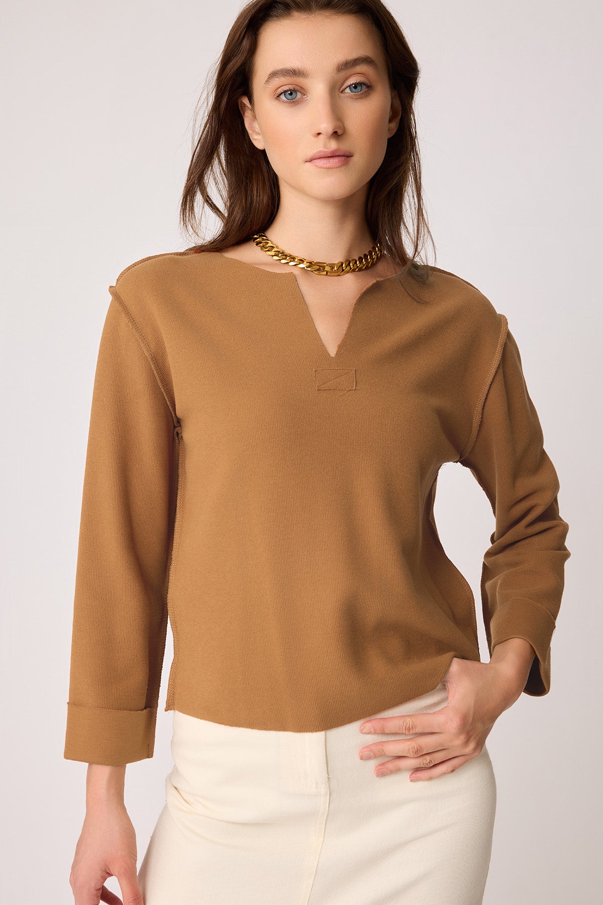 CUT V-COLLAR REVERSE-STITCH BLOUSE
