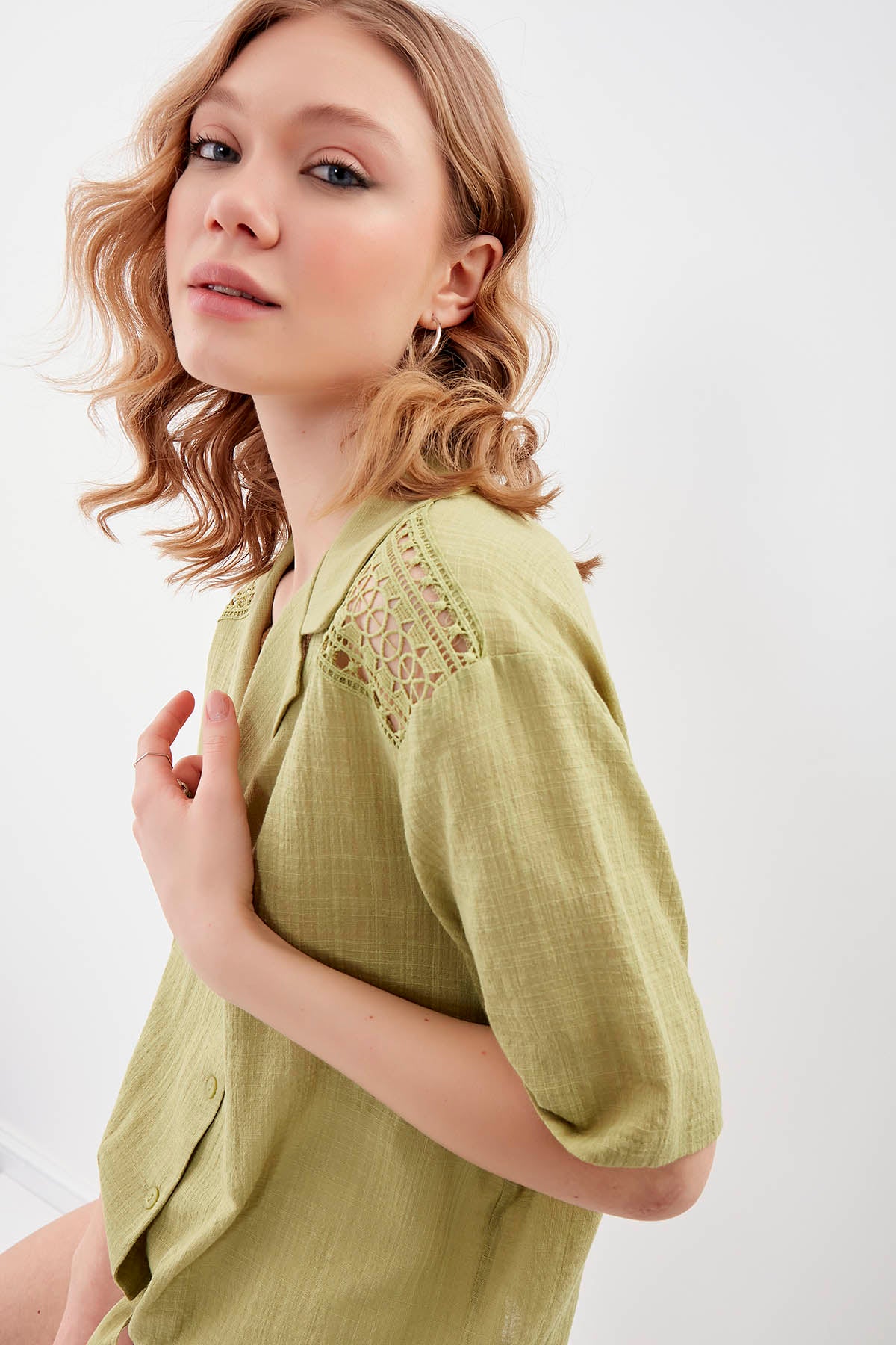 SHIRT WITH SHORT SLEEVE BINDING