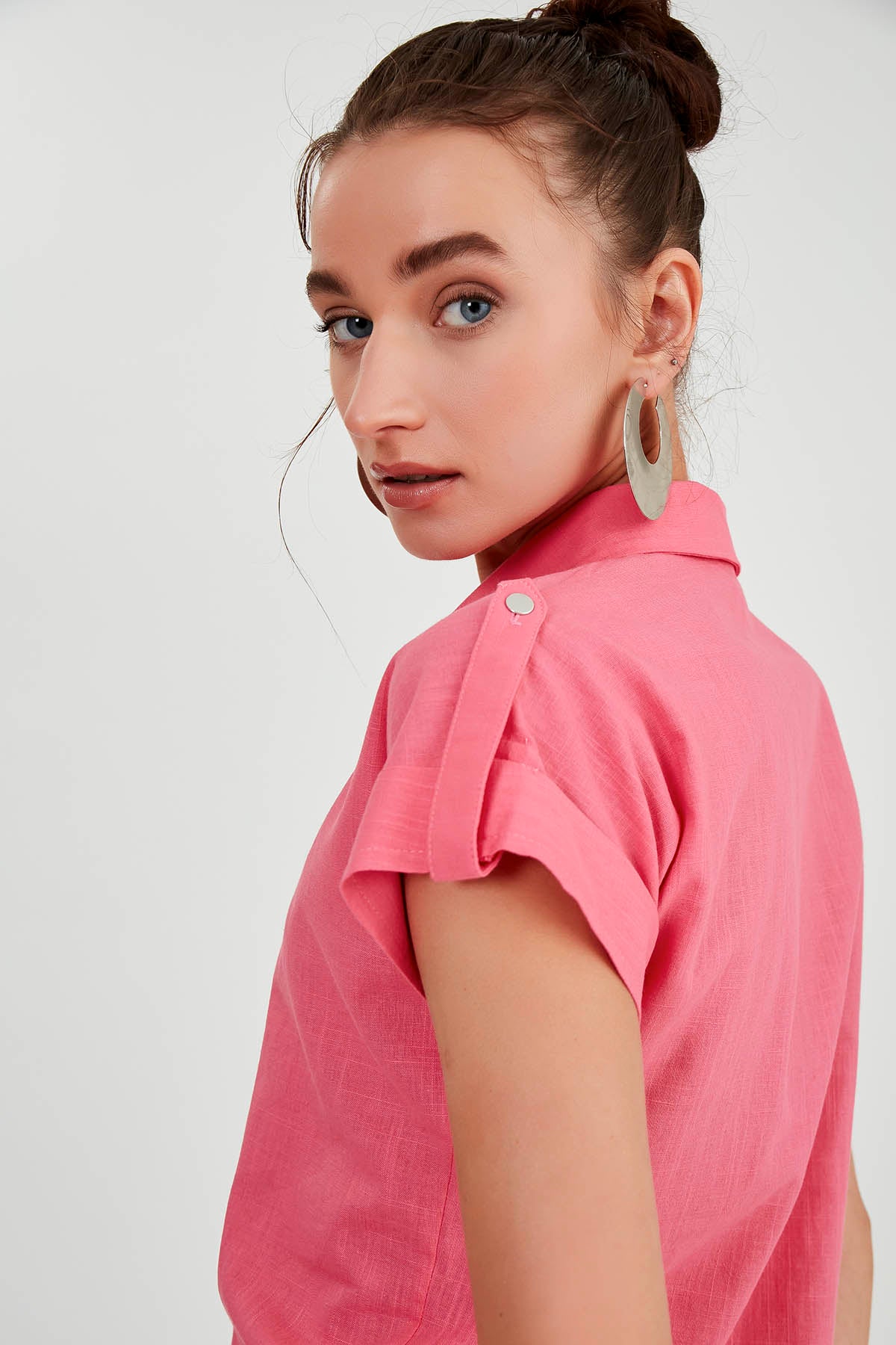 SLEEVE-DETAILED SHORT SLEEVE SHIRT