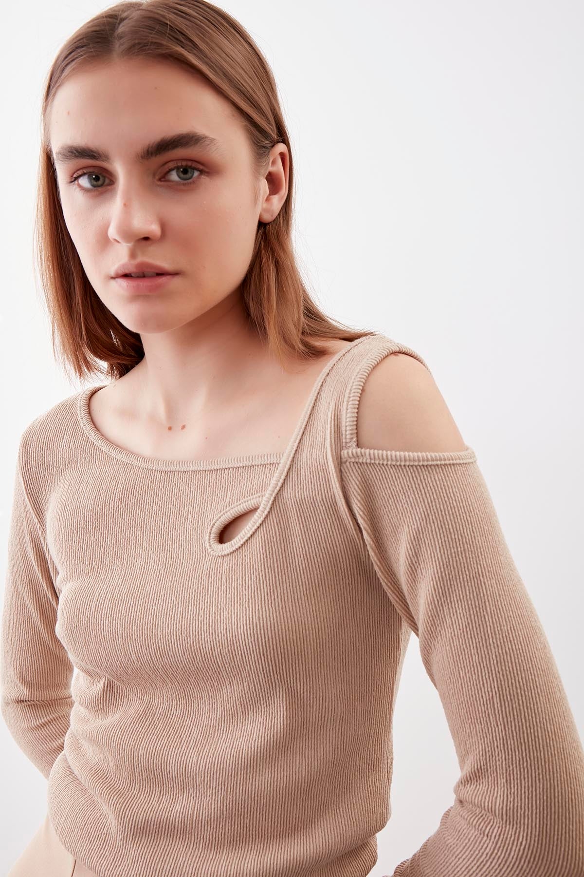 SHOULDER DETAILED WIDE COLLAR BLOUSE
