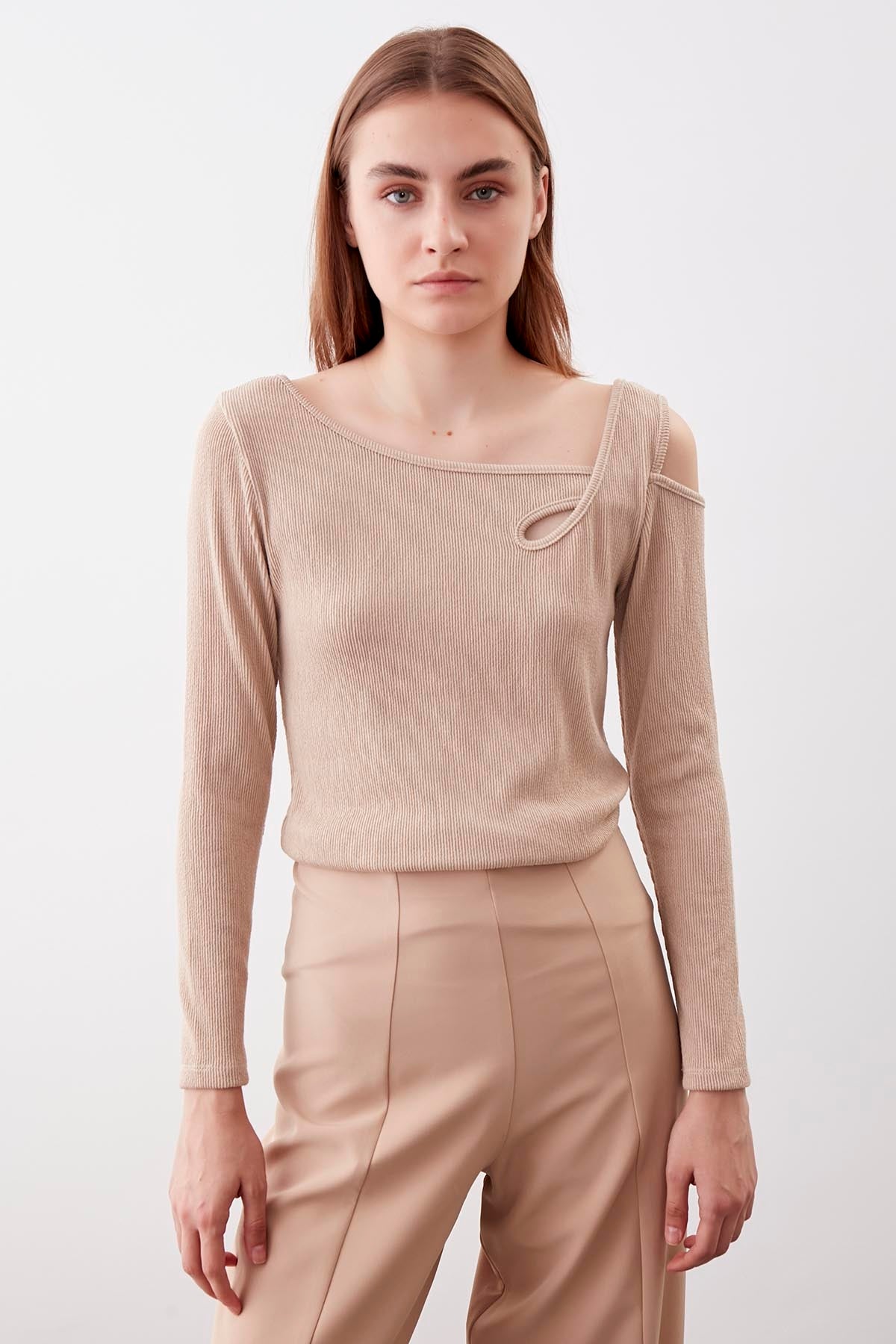 SHOULDER DETAILED WIDE COLLAR BLOUSE