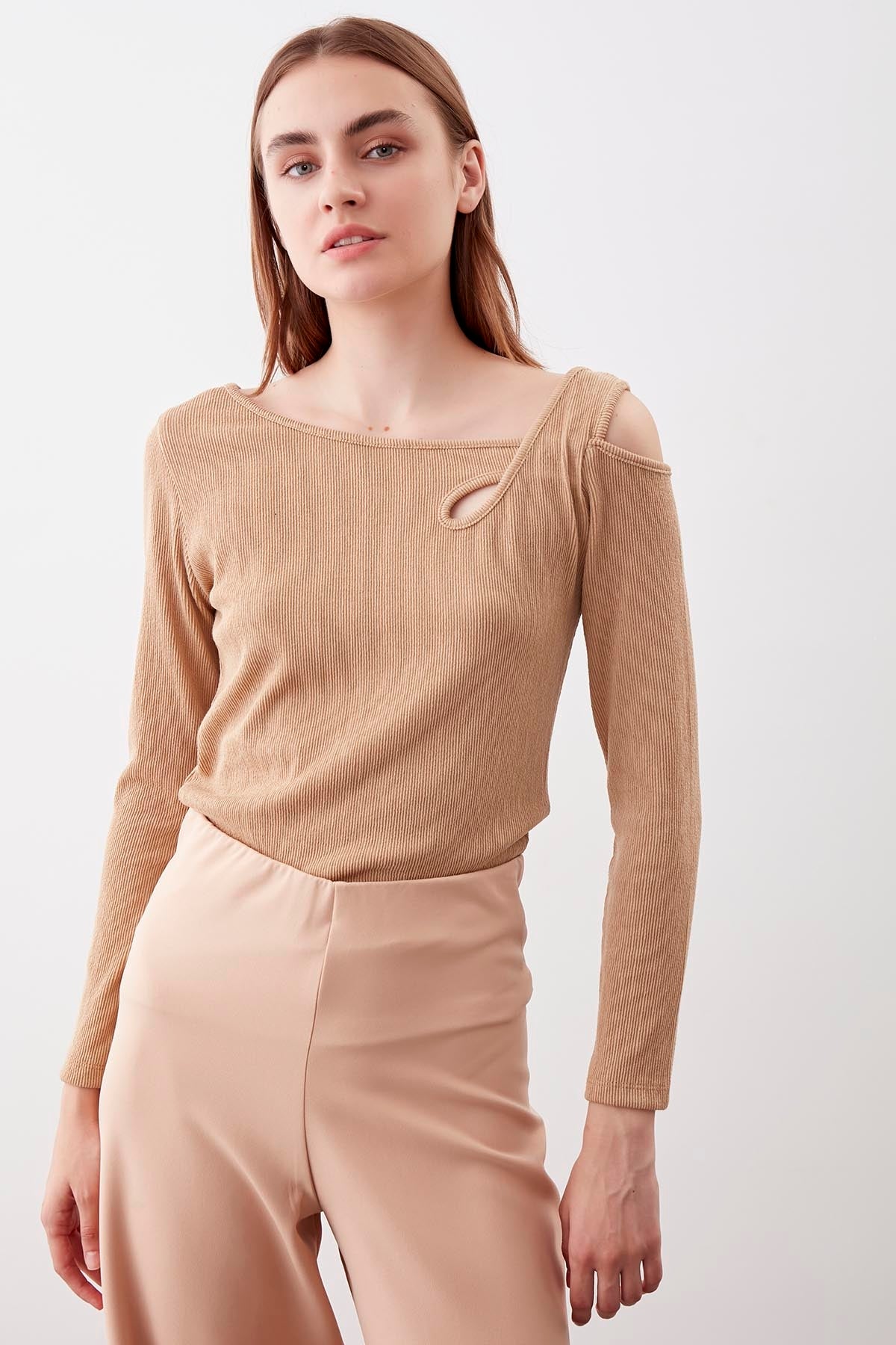 SHOULDER DETAILED WIDE COLLAR BLOUSE