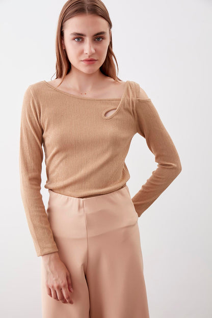 SHOULDER DETAILED WIDE COLLAR BLOUSE