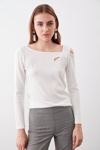 SHOULDER DETAILED WIDE COLLAR BLOUSE