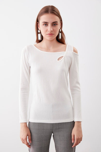 SHOULDER DETAILED WIDE COLLAR BLOUSE