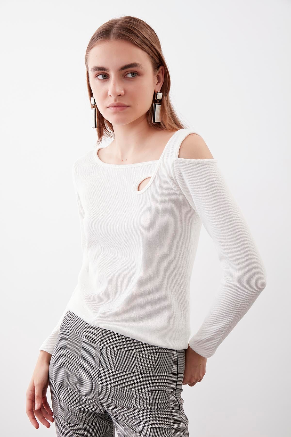 SHOULDER DETAILED WIDE COLLAR BLOUSE