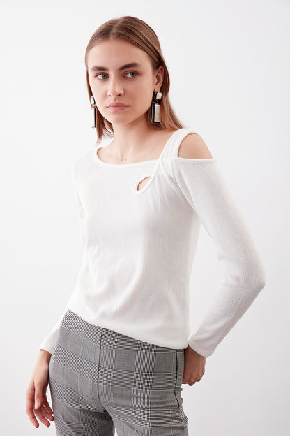 SHOULDER DETAILED WIDE COLLAR BLOUSE