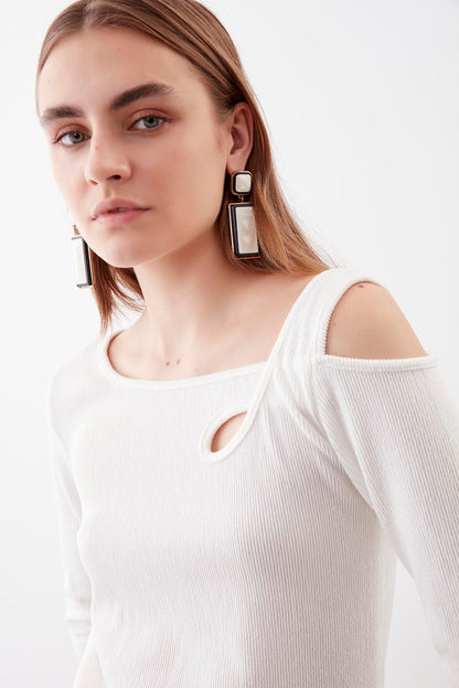 SHOULDER DETAILED WIDE COLLAR BLOUSE
