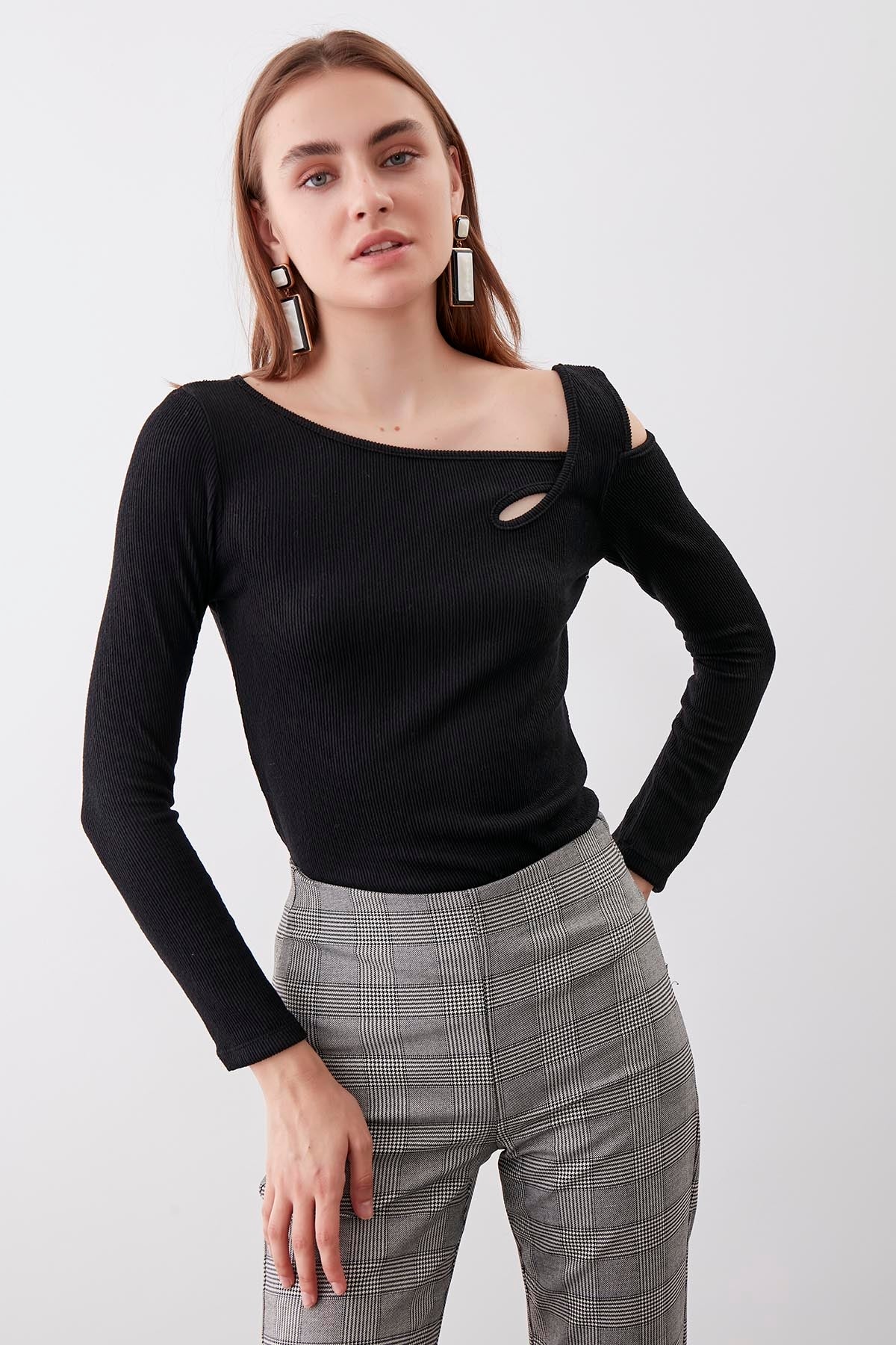 SHOULDER DETAILED WIDE COLLAR BLOUSE