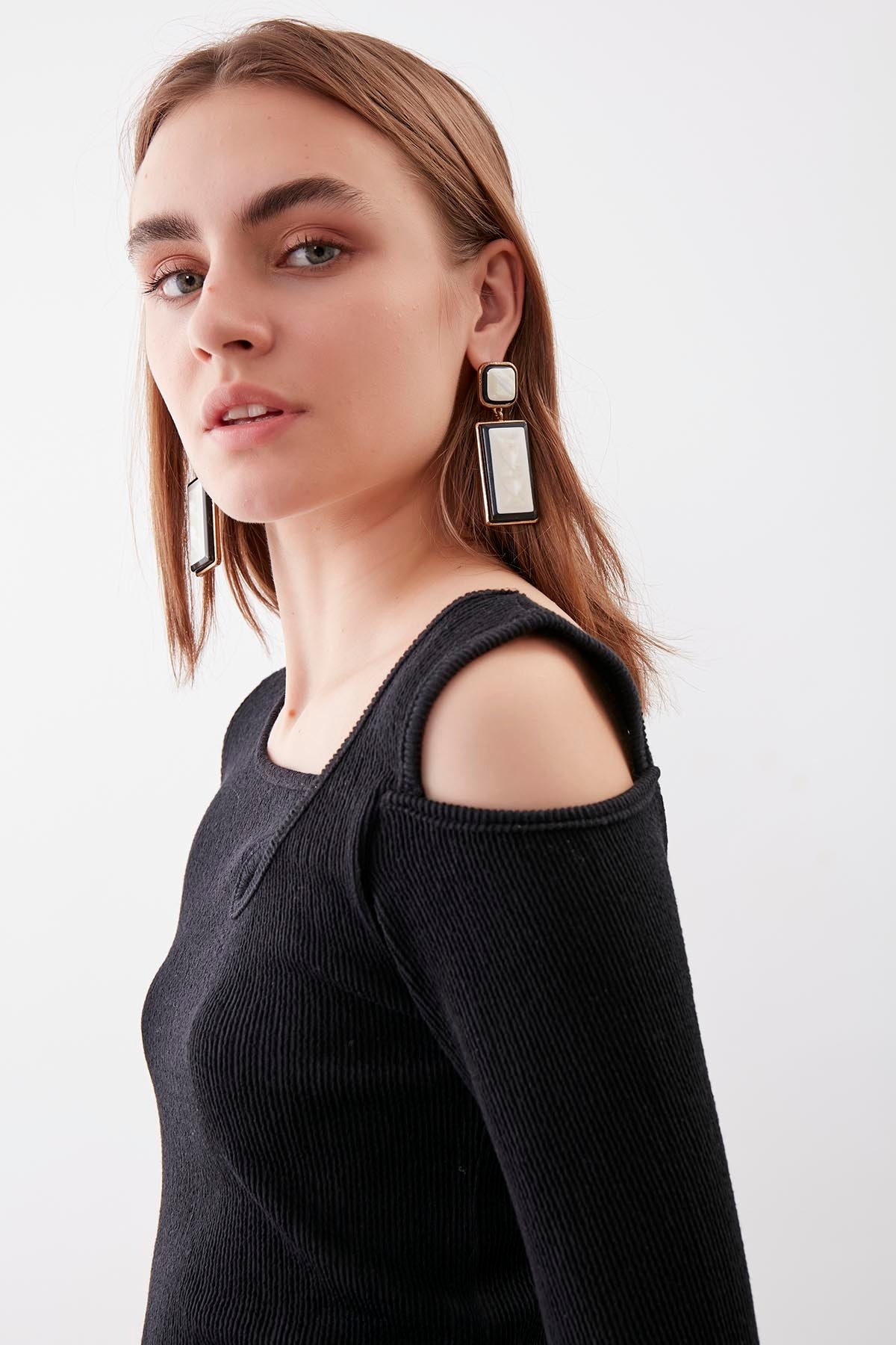 SHOULDER DETAILED WIDE COLLAR BLOUSE