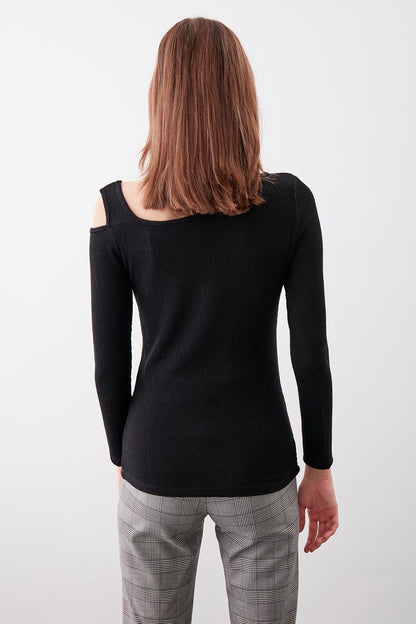 SHOULDER DETAILED WIDE COLLAR BLOUSE