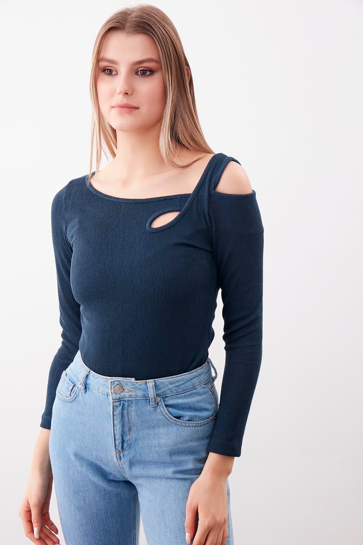 SHOULDER DETAILED WIDE COLLAR BLOUSE