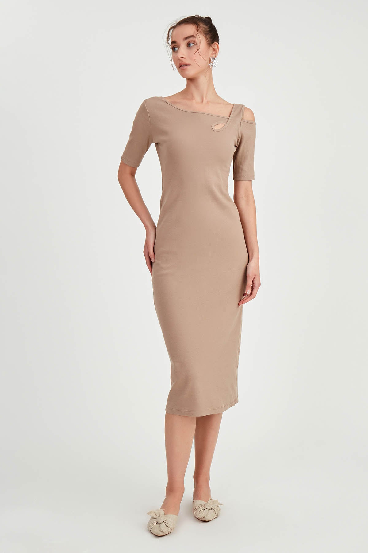LONG KNITTED DRESS WITH SHOULDER