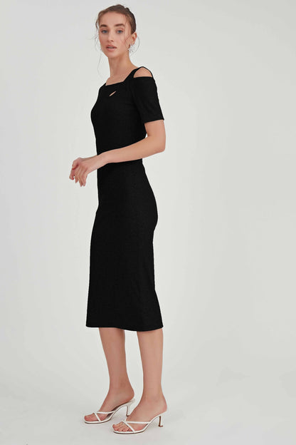 LONG KNITTED DRESS WITH SHOULDER