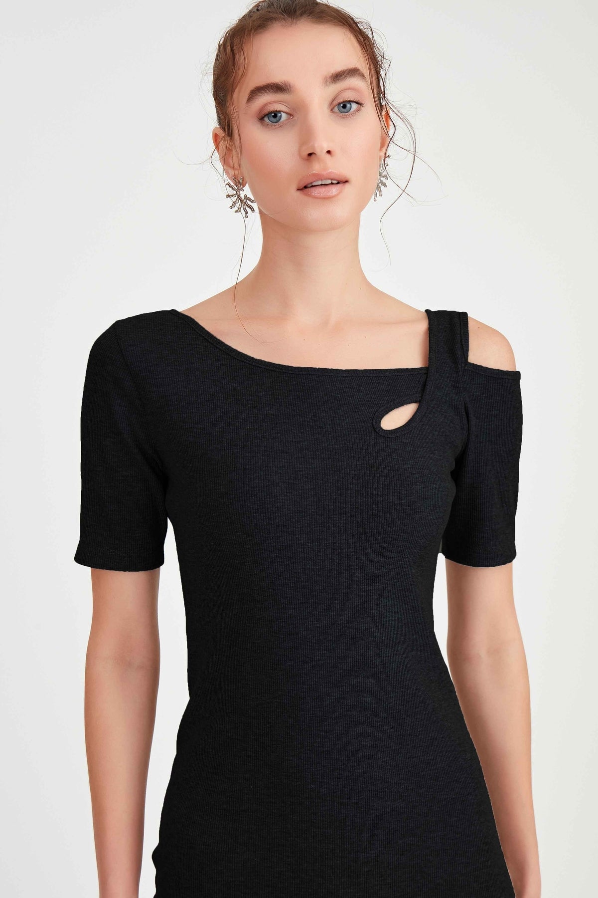 LONG KNITTED DRESS WITH SHOULDER