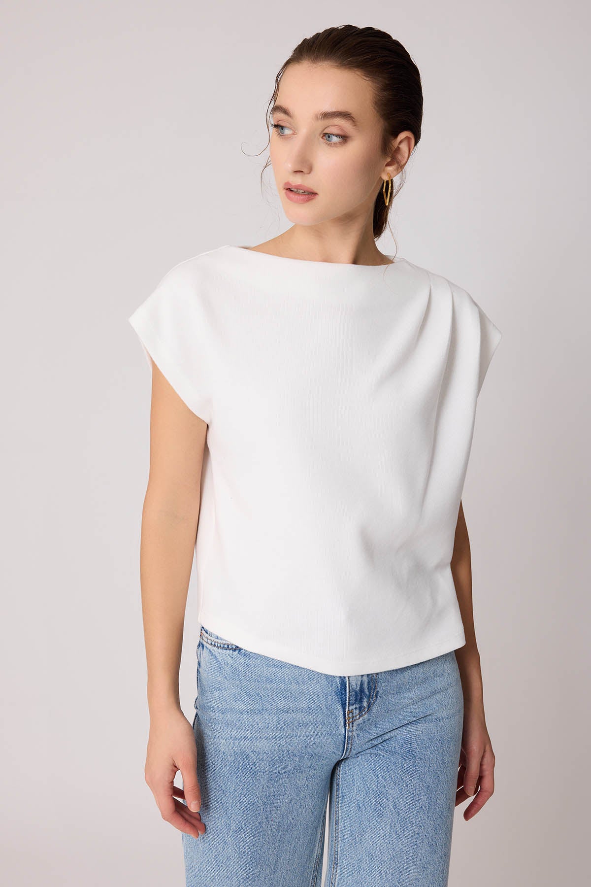 SHORT SLEEVE WITH SHOULDER CURVES KNITTED BLOUSE