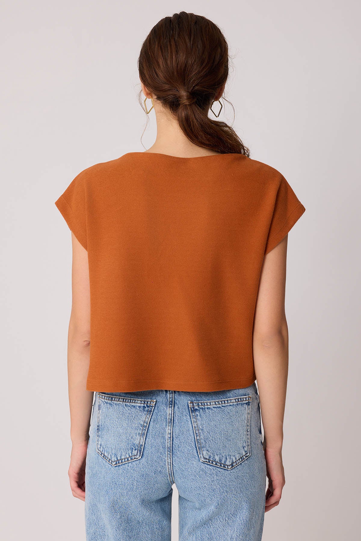 SHORT SLEEVE WITH SHOULDER CURVES KNITTED BLOUSE