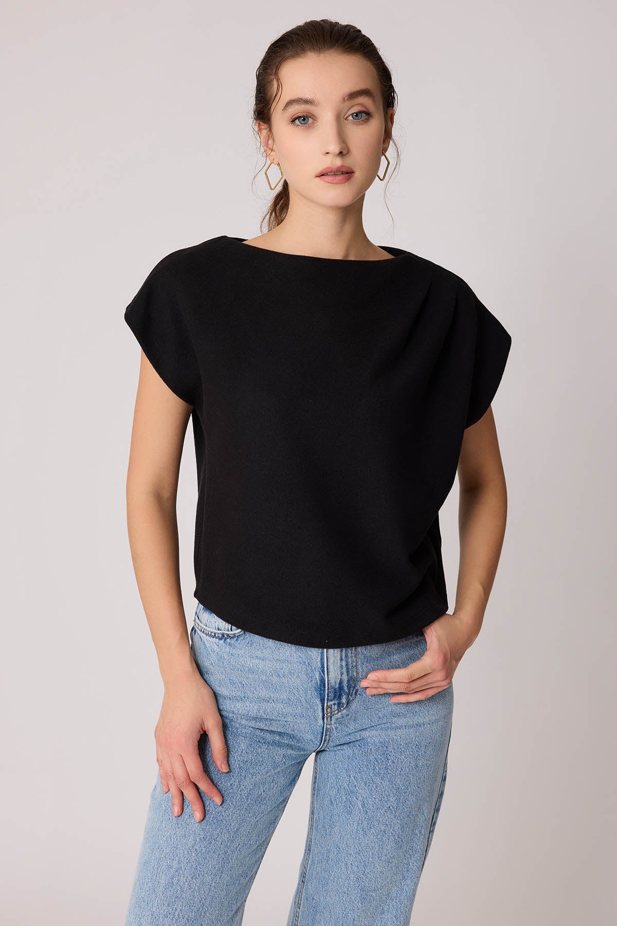 SHORT SLEEVE WITH SHOULDER CURVES KNITTED BLOUSE