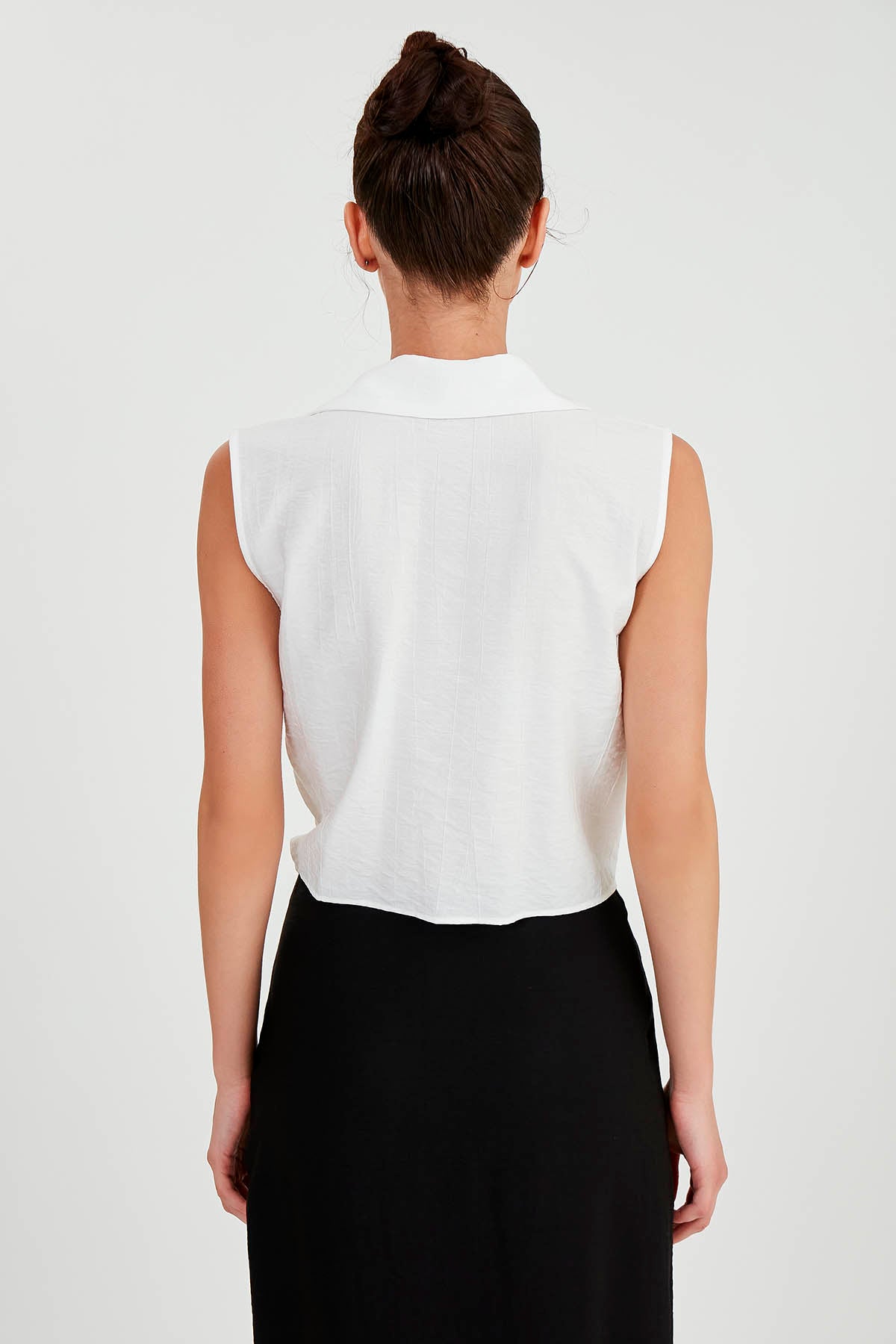 SLEEVELESS BLOUSE