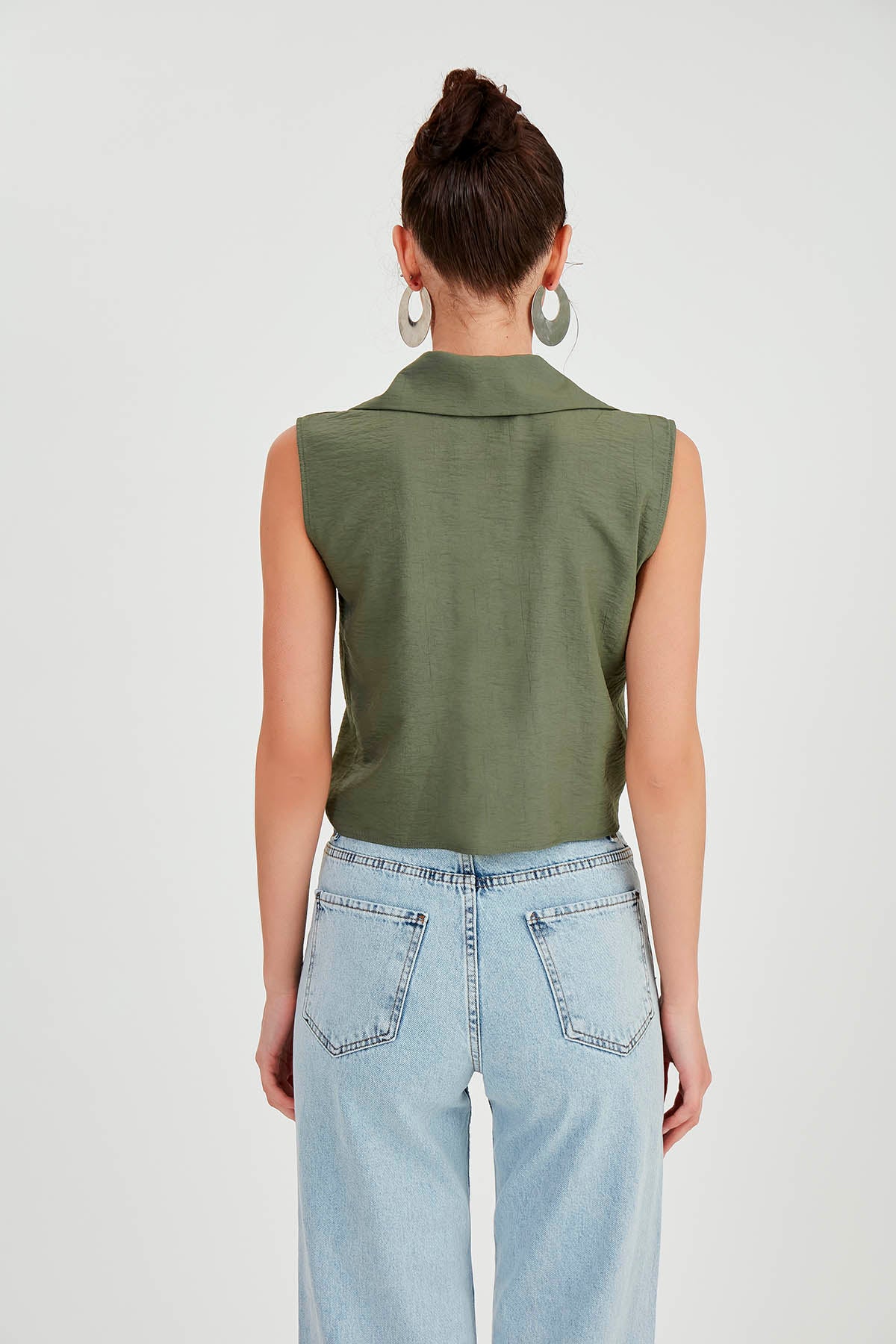 SLEEVELESS BLOUSE