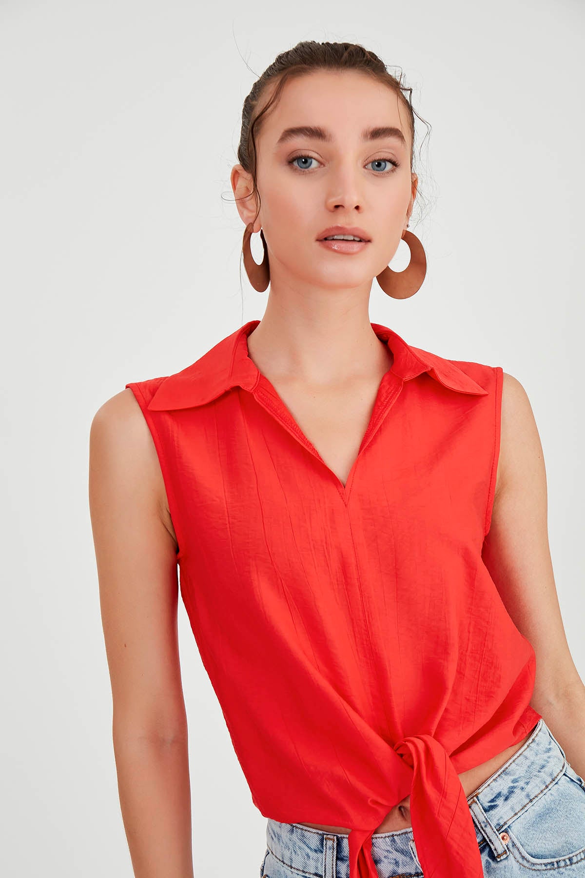 SLEEVELESS BLOUSE
