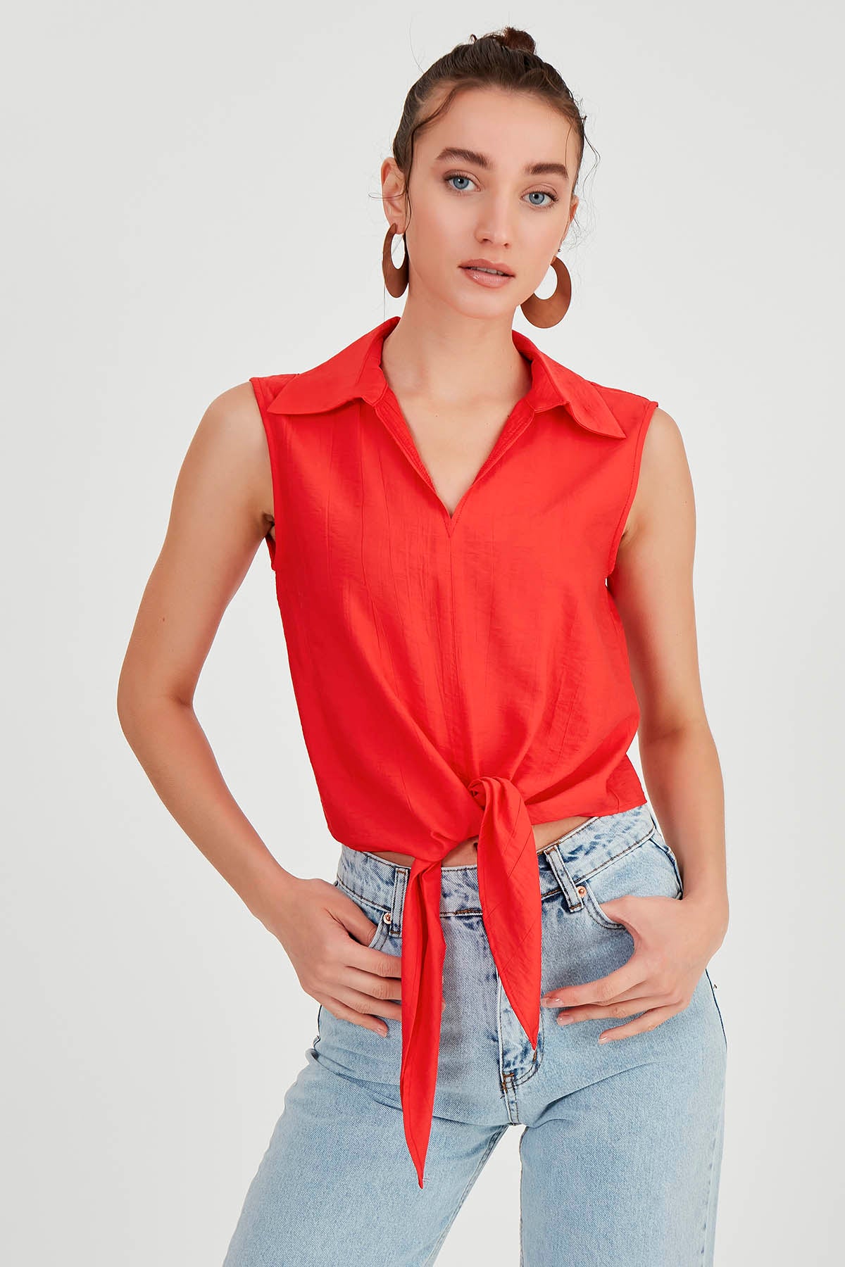 SLEEVELESS BLOUSE
